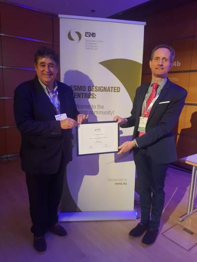 2018 10 23 Los doctores Dominé (izda) y García-Foncillas (dcha) con el certificado a OncoHealth