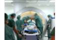 Momento de realización de la resonancia magnética intraoperatoria tras la primera fase de la intervención (2)