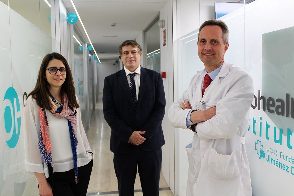 Los doctores Hindi, Martín (centro), junto al Dr. Jesús García-Foncillas, director de OncoHealth